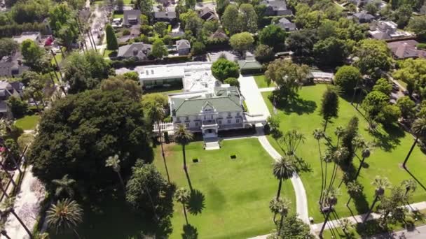 Turnierhaus und Wrigley Gardens in Pasadena, steigender Antennenkran — Stockvideo