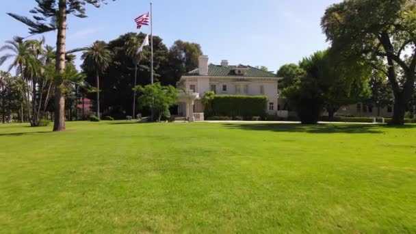 Aerial of Tournament House, Pasadena, Kalifornia, Wrigley Gardens mező — Stock videók