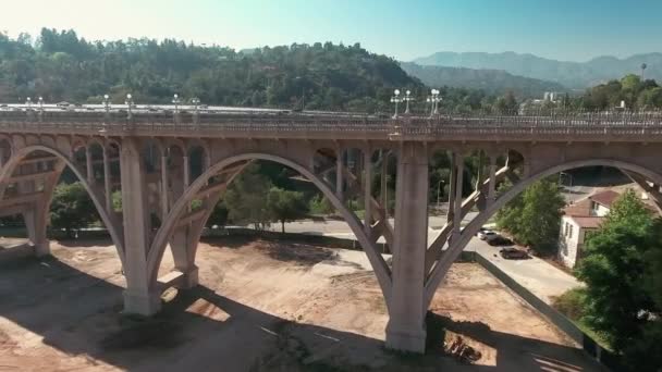 Verkeer over Colorado Bridge, Pasadena, Californië, vanuit de lucht — Stockvideo