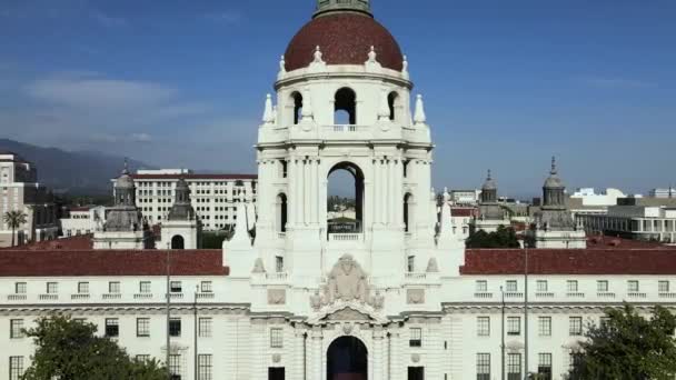 Pasadena Stadhuis rustige ingang op zonnige dag, lucht pull-back onthullen — Stockvideo