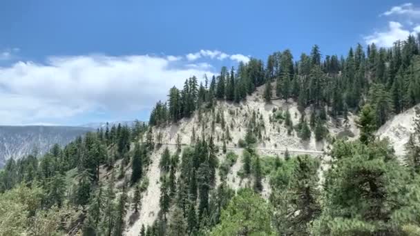 Lyžařské středisko Big Bear Mountain za slunečného dne, panoramatický výhled — Stock video