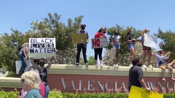 Manifestantes, centre-ville de Valence, enseignes de Black Lives Matter — Video