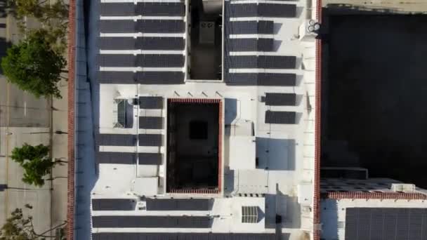 Progetto di installazione solare sul tetto dell'edificio commerciale, California, aerea — Video Stock