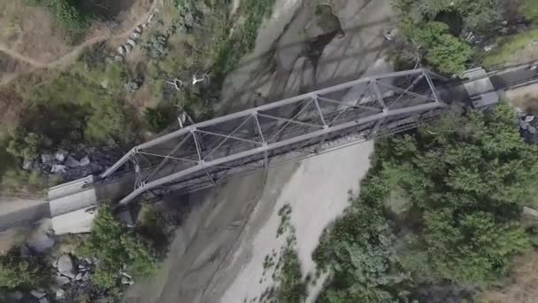 Widok z lotu ptaka na most dla zagubionych chłopców na Żelaznym Szlaku Konnym w Santa Clarita Wideo Stockowe bez tantiem