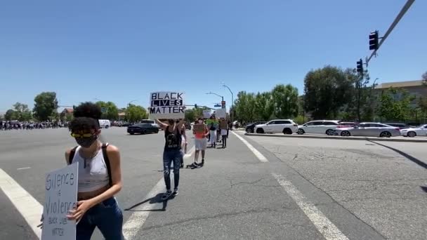 Protestanter marscherar som en del av Black Lives Matters, BLM, George Floyd — Stockvideo
