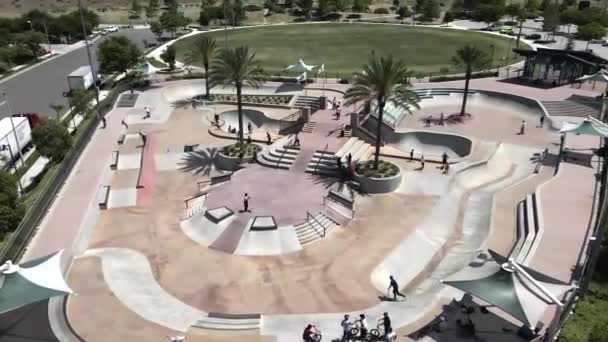 Drone Aerial View Skate Park, Los Angeles, Kalifornia. Korcsolyázó fiatalok — Stock videók