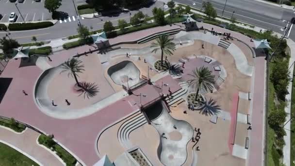 Vista de órbita aérea, parque de skate de crianças pequenas andar de bicicleta e skate Filmagem De Bancos De Imagens Sem Royalties