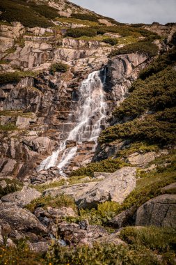 Yüksek Tatra dağlarında yüksek şelalede yürüyüş