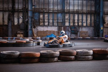 Kapalı pistte kart süren bir erkek.