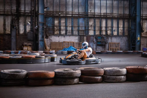 Hombre Conduciendo Kart Una Pista Cubierta —  Fotos de Stock