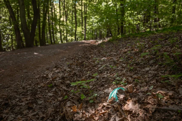 Gesichtsmaske Auf Dem Boden Einem Wald Bratislava — Stockfoto