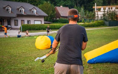 Genç adam okçuluk oynarken saldırıya hazırlanıyor.