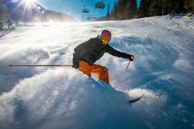 Genç bir kayakçının şiddetli frenlemesiyle oluşan kar bulutu