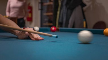 Bilardo oynayan bir adamın eli.