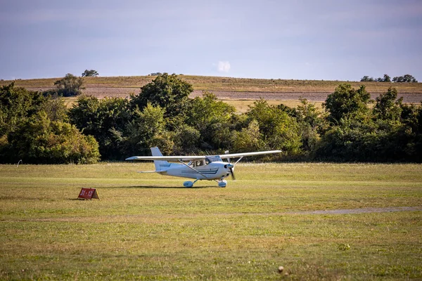 Malé Bílé Letadlo Přistávající Trávníku Během Slunečného Dne — Stock fotografie