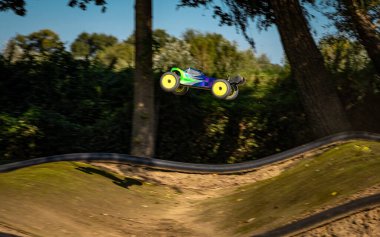 1 / 8 Offroad RC Bir pistte truggy jumping