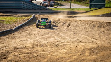 RC Truggy atlayıştan sonra iniyor.