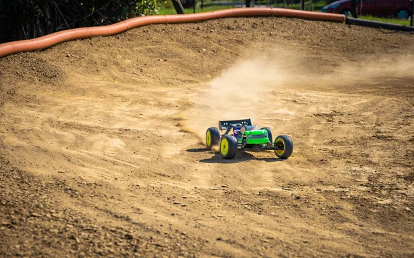 Truggy Deixando Rastro Poeira Depois Passar Por Canto — Fotografia de Stock