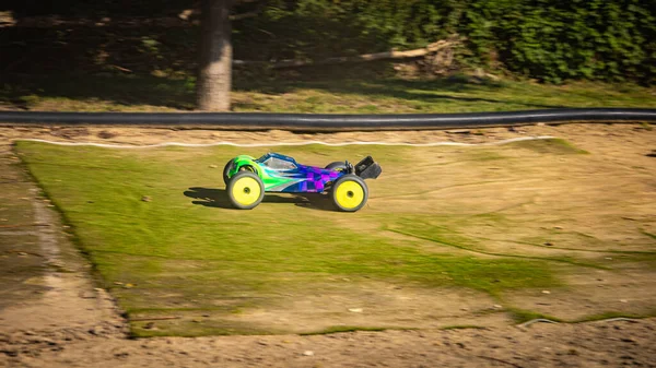 Truggy Går Rakt Mot Ett Hopp — Stockfoto