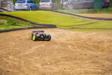 1 / 8 RC elektrikli araba off-road 'da bir köşede sürükleniyor.