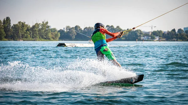Gölde çekilen erkek wakeboardcu