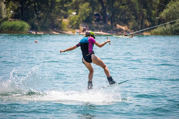 Menina Wakeboarding Lago — Fotografia de Stock