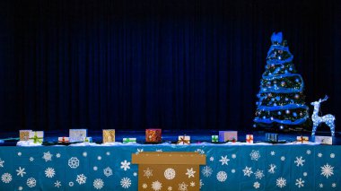 Bir gösterinin parçası olarak sahnede Noel ağacı ve süslemeler