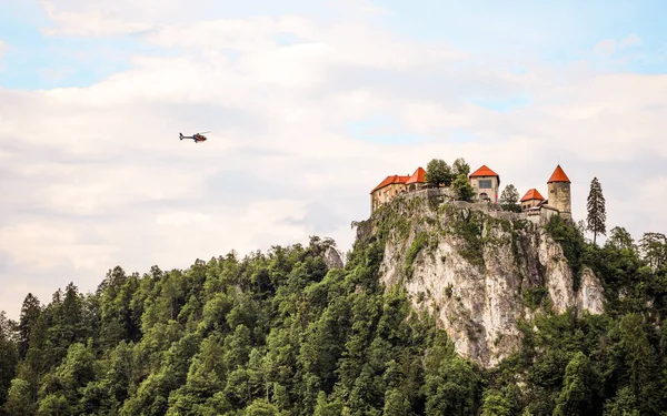 Helikopter Repül Vár Felé Bled — Stock Fotó