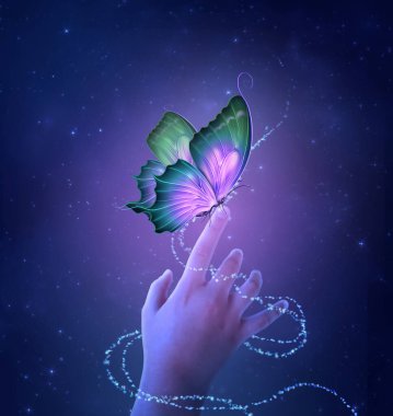 Yıldızlı bir gecede fantezi kelebeğiyle küçük bir el. Fotoğraf manipülasyonu. 3 Boyutlu Hazırlama.