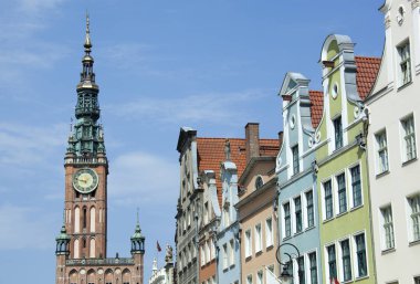 İnci görünümü City Hall tower Gdansk eski şehirde (Polonya ve renkli evleri).