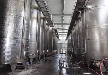 Georgia'nın şaraphane biri çelik şarap kaplarda alanıyla.