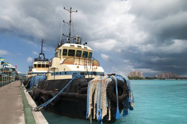 Nassau şehir port (Bahamalar demirleyen römorkör satır).