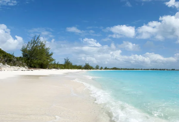 Fala Uderza Pustej Plaży Bezludnej Wyspie Half Moon Cay Bahamy — Zdjęcie stockowe