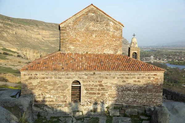 Στην Κορυφή Της Αρχαίας Πόλης Uplistsikhe Είναι Παλαιοχριστιανική Βασιλική Χτισμένη — Φωτογραφία Αρχείου