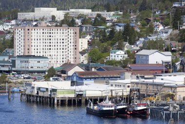 Tekne ve bir arka plan (Alaska bir yerleşim bölgesi ile Ketchikan şehrin ahşap iskeleler).