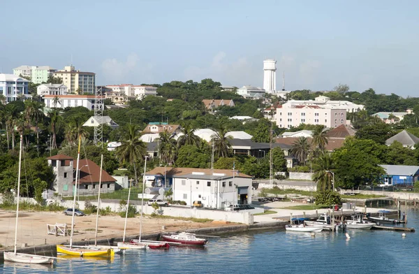 Vista Los Barcos Ciudad Nassau Con Torre Agua Fondo Bahamas —  Fotos de Stock