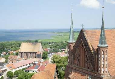 Frombork kasabada bir arka plan (Polonya Katedrali Vistula Lagoon ile doğal görünümünü).