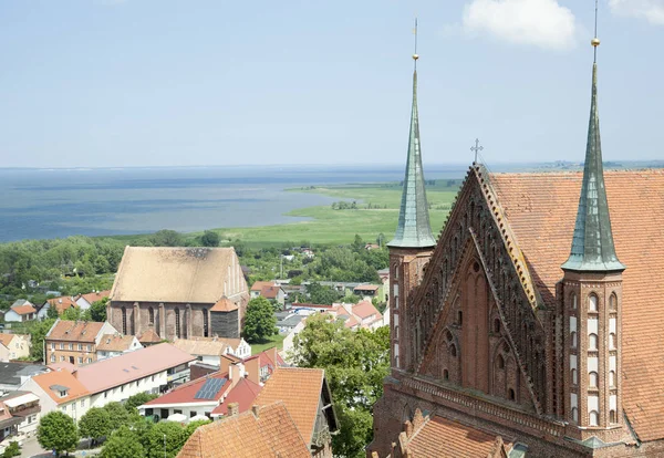 Frombork kasabada bir arka plan (Polonya Katedrali Vistula Lagoon ile doğal görünümünü).