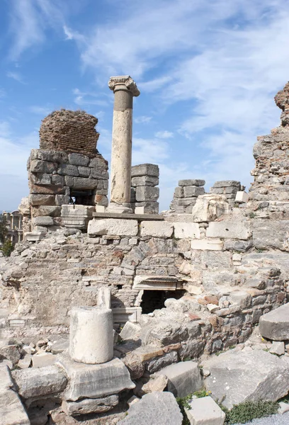 Στήλη Που Περιβάλλεται Από Ερείπια Στην Αρχαία Πόλη Έφεσο Τουρκία — Φωτογραφία Αρχείου