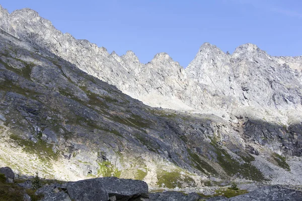Keskin kayalara Devi'nın Punchbowl manzara 1.100 metre deniz seviyesinden (Skagway, Alaska surround).