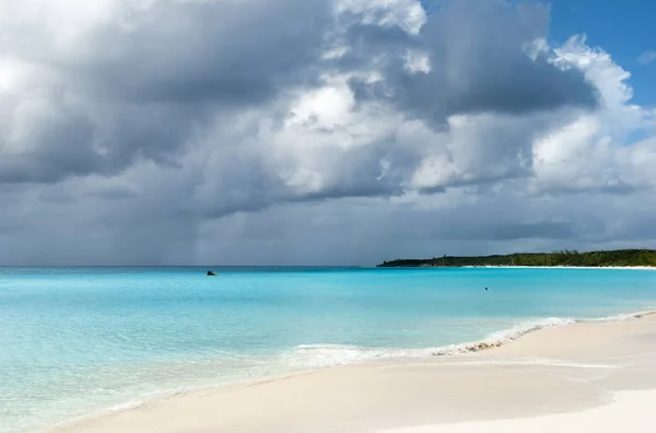 Pochmurnego Nieba Plaży Bezludnej Wyspie Half Moon Cay Bahamy — Zdjęcie stockowe