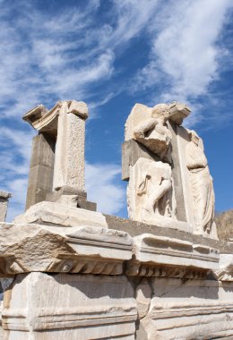 Harabeleri antik Yunan şehir Ephesus (Türkiye heykelleri ile).