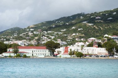 Charlotte Amalie St.Thomas Adası (ABD Virgin Adaları üzerinde şehir merkezinde tarihi kalede görünümünü).