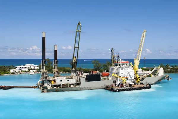 Vista Barco Industrial Puerto Ciudad Nassau Con Estrecha Franja Tierra —  Fotos de Stock