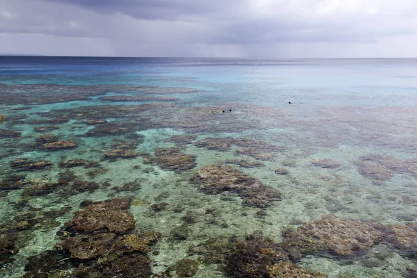 Aguas Cristalinas Adecuadas Para Practicar Snorkel Pueblo Easo Isla Lifou —  Fotos de Stock