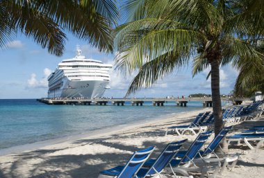 Sabah görünümü Grand Turk Island (Turks ve Caicos Adaları için geldi bir cruise liner ve hala boş plaj).