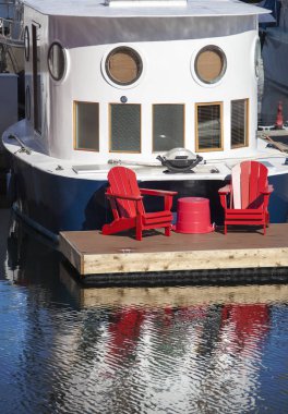 Tekne Vancouver downtown Marina (British Columbia ile dinlenmek için kırmızı sandalye).