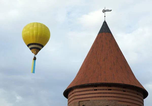 Air Balloon Ukrainian Flag Flying Kaunas Castle Has Weathervane Showing — Stock Photo, Image