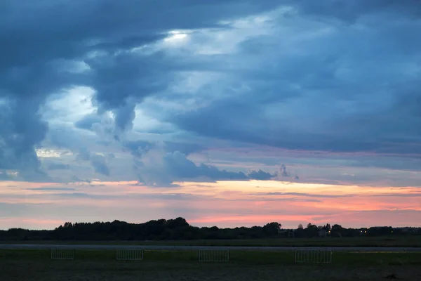 Der Stark Bewölkte Himmel Nach Sonnenuntergang Über Dem Hundert Jahre — Stockfoto