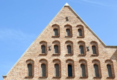 Bir ortaçağ Gdansk eski şehirde (Polonya binanın arka görünüm).